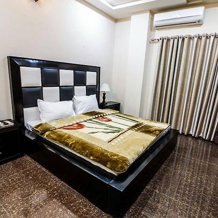 Midway Hotel & Restaurant Sadiqabad 外观 照片