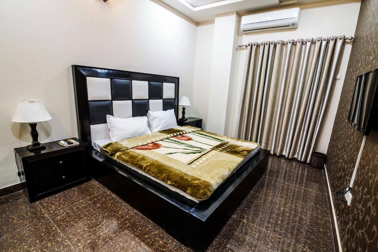 Midway Hotel & Restaurant Sadiqabad 外观 照片