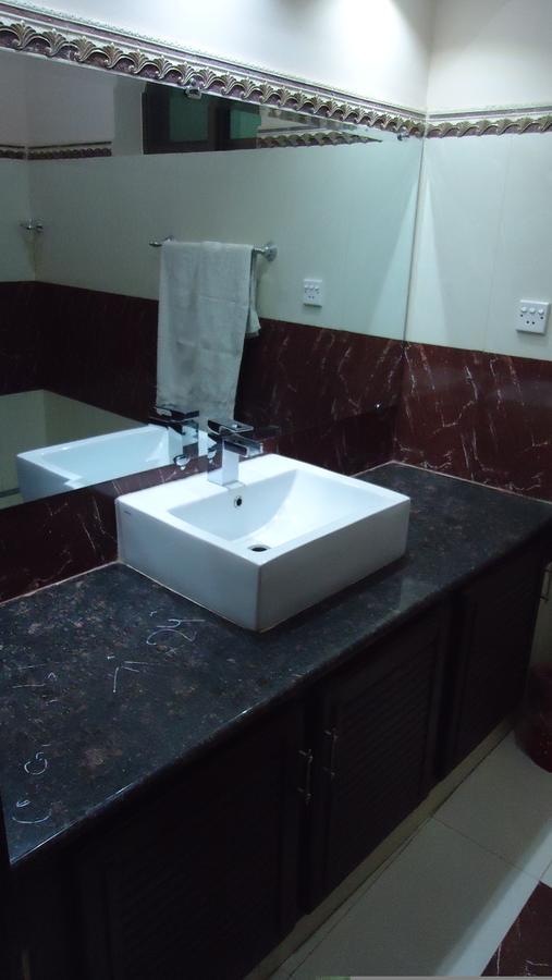Midway Hotel & Restaurant Sadiqabad 外观 照片