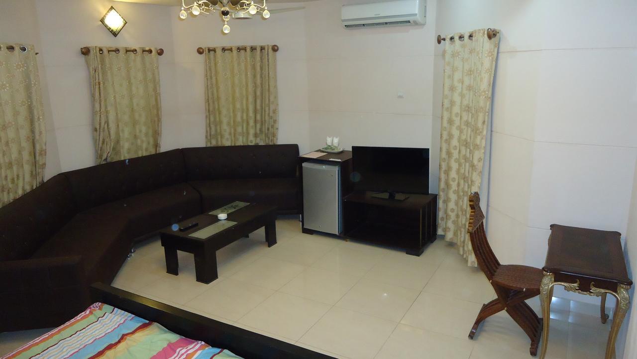 Midway Hotel & Restaurant Sadiqabad 外观 照片