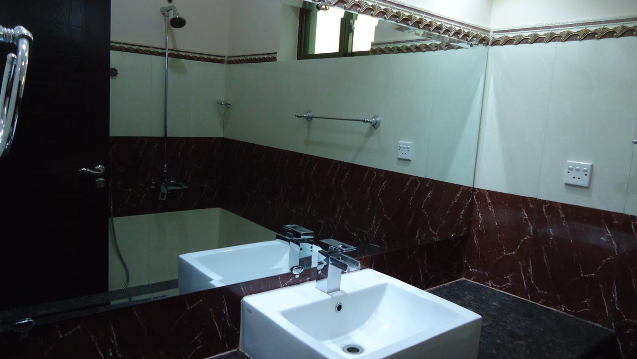 Midway Hotel & Restaurant Sadiqabad 外观 照片