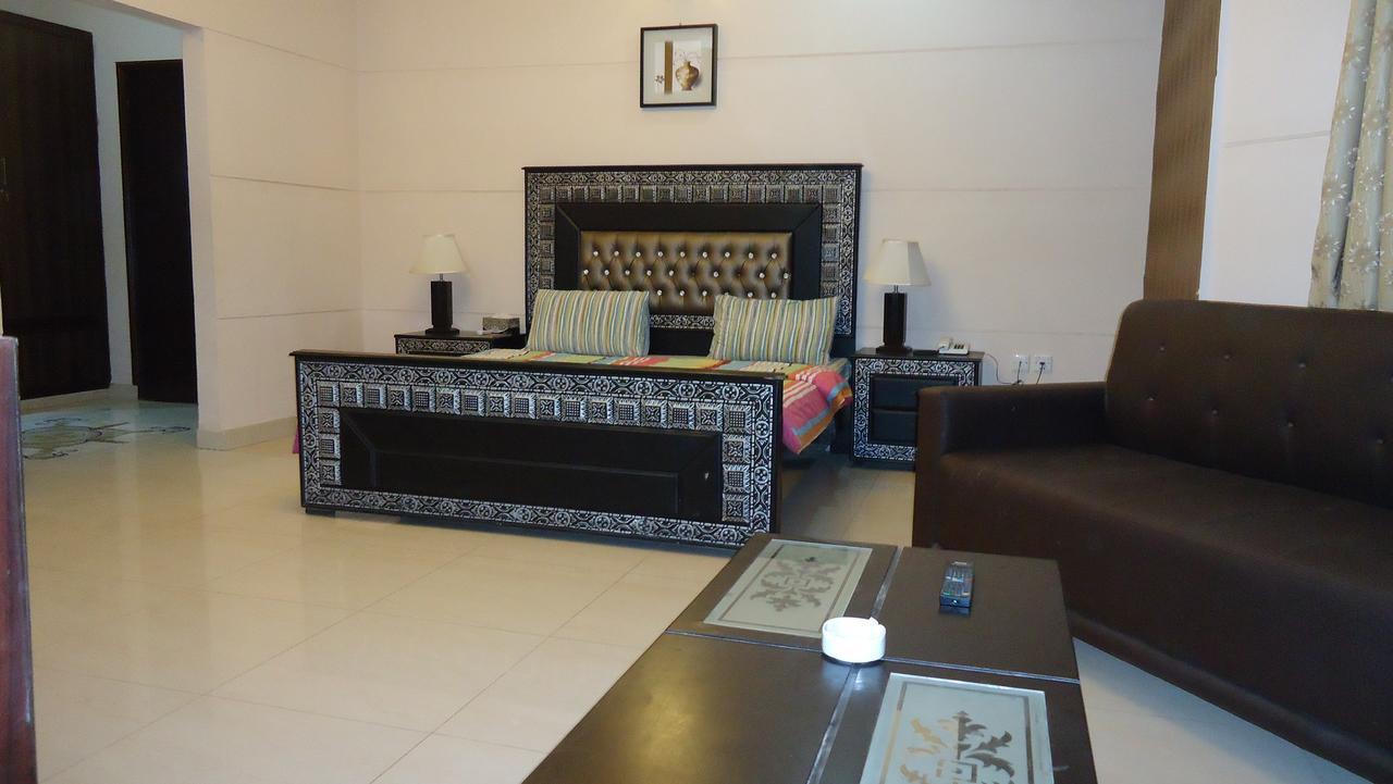 Midway Hotel & Restaurant Sadiqabad 外观 照片