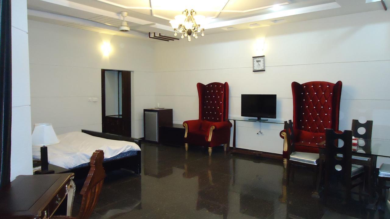 Midway Hotel & Restaurant Sadiqabad 外观 照片