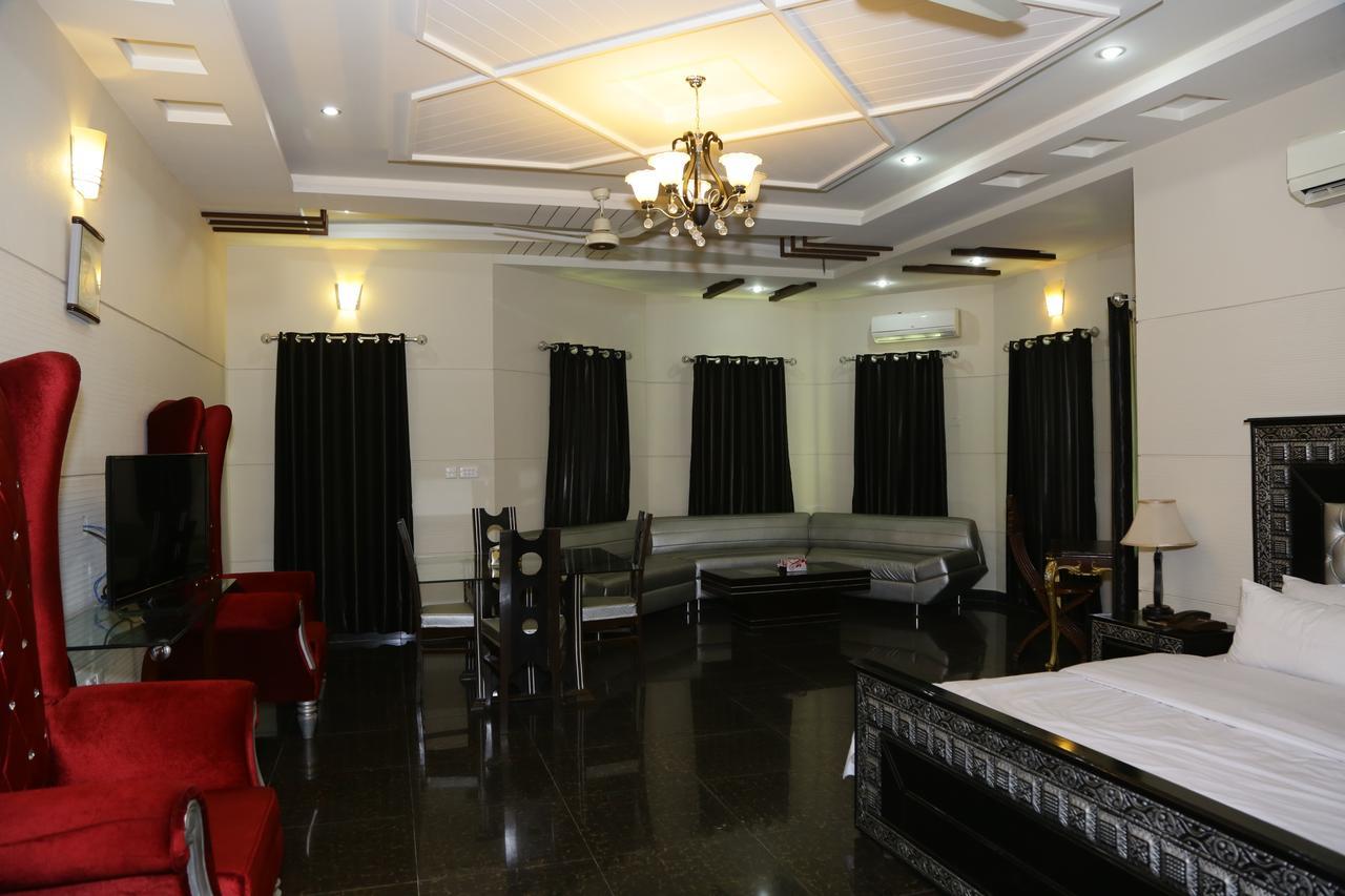 Midway Hotel & Restaurant Sadiqabad 外观 照片