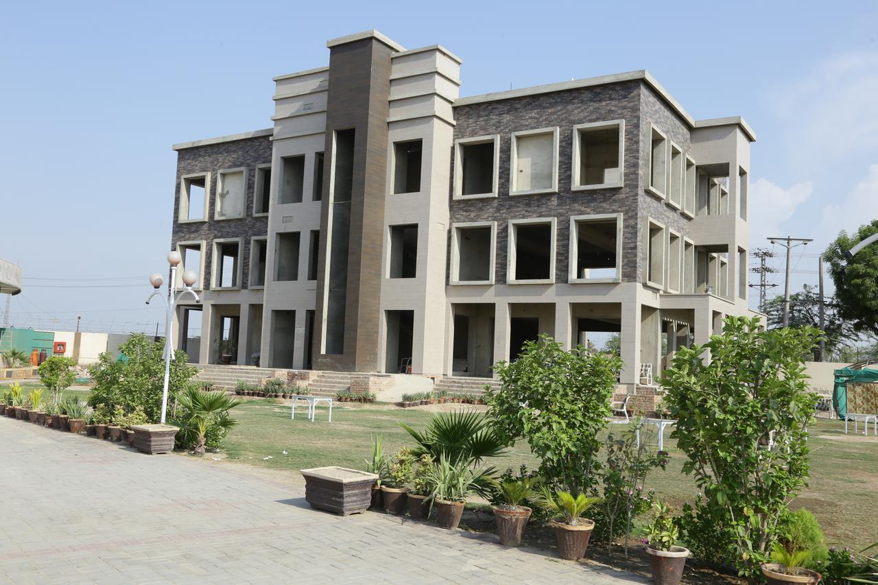 Midway Hotel & Restaurant Sadiqabad 外观 照片