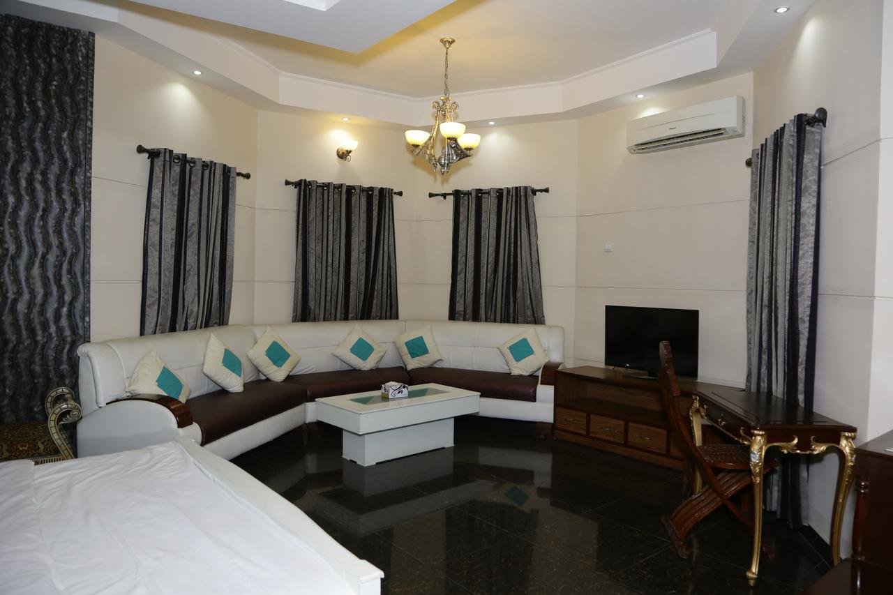 Midway Hotel & Restaurant Sadiqabad 外观 照片