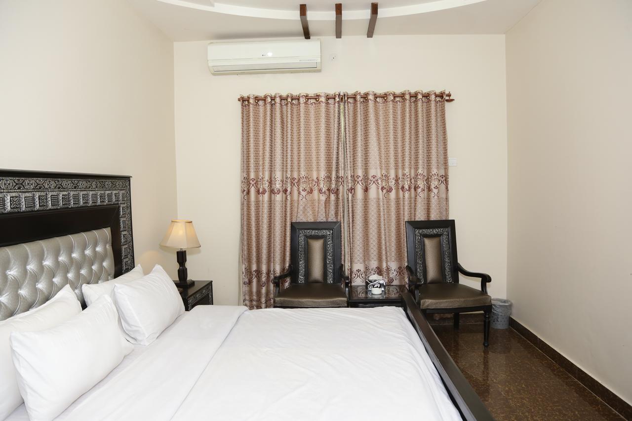 Midway Hotel & Restaurant Sadiqabad 外观 照片