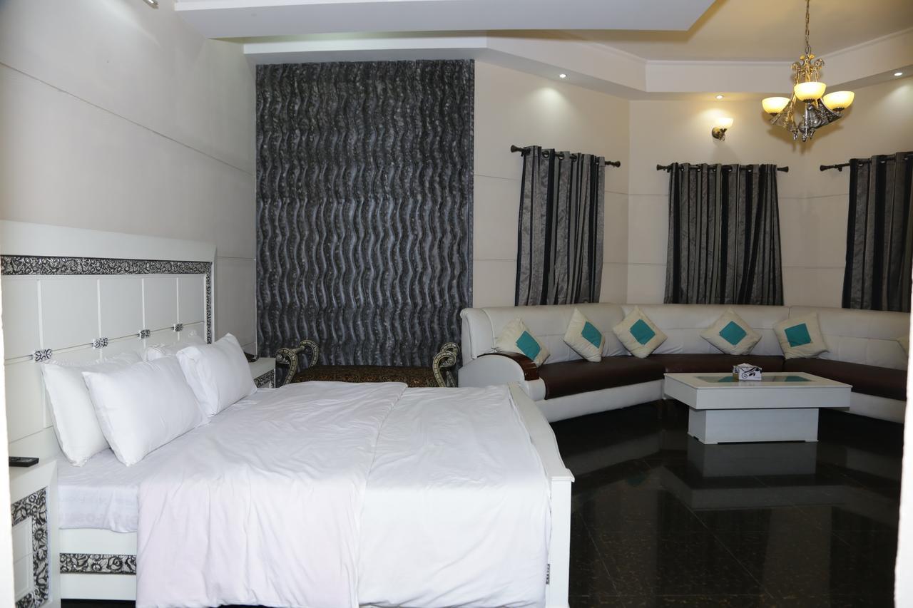 Midway Hotel & Restaurant Sadiqabad 外观 照片