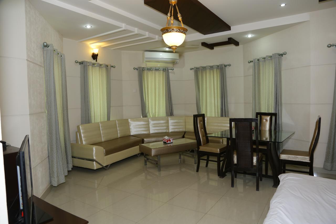 Midway Hotel & Restaurant Sadiqabad 外观 照片